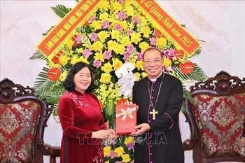 裴氏明怀代表党、国家和越南祖国阵线中央委员会，向河内教区总主教、越南主教理事会副主席武文天致以最美好的祝福。图自越通社