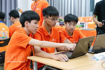 河南FPT联级学校学生通过应用数字技术软件进行课程实践操作。图自越通社