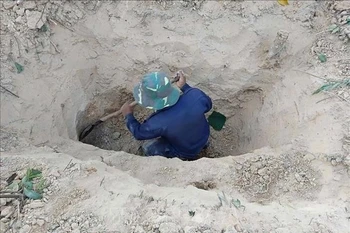 K53工作队组织开挖并发掘出两具烈士遗骸。图自越通社