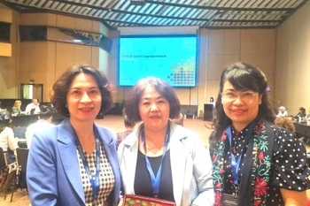 越南卫生部副部长阮氏莲香和与会代表合影。图自MOH
