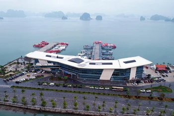 仙池港口服务于白子龙湾的观光旅游航程。图自越通社
