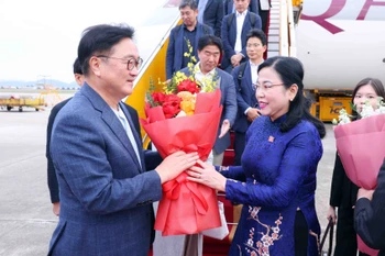 越南国会科学、技术与环境委员会主任、越南—韩国议员友好小组主席阮青海到机场迎接。图自越通社