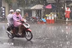 受热带低压影响，全国多地出现强降雨。图自越通社