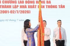 越南文化体育与旅游部部长林氏芳清向通讯出版社授予了三级劳动勋章。图自越通社