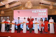 各位代表共同为展览剪彩。图自越通社