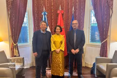 越南驻阿根廷大使吴明月（中）与乌拉圭共产党和阿根廷共产党代表合影。图自越通社