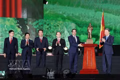 越共中央总书记、国家主席苏林向太原省党部、政府和人民赠送胡志明主席雕像。图自越通社