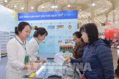 参观者在TH集团的展位上体验琳琅满目的各类产品。图自yuetongsh
