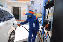 越南汽油和柴油价格自今日下午起下调。图自越通社