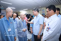 越南政府总理黎明兴走访慰问K医院新潮院区并向患儿赠送慰问品。图自越通社