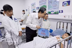 越南国会主席陈青敏走访慰问胡志明市第一儿童医院患儿。图自越通社