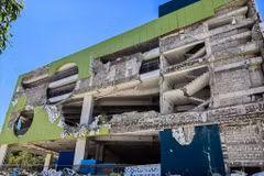2026年6月8日，菲律宾将军市一栋建筑物在地震中严重受损。图自新华社/越通社