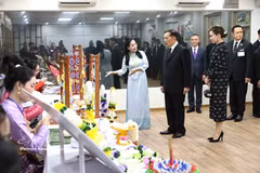 泰国王与王后访问河内大学并与师生会面交流。图自越通社