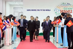 泰国王与王后访问河内大学并与师生会面交流。图自越通社