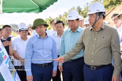 范家足副总理指导加快友谊—芝陵和同登—茶岭两条高速公路项目建设情况。图自越通社
