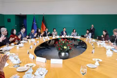 国会副主席阮氏清与德国联邦议会副议长博多·拉梅洛举行会谈。图自越通社