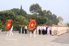 胡志明市领导上香缅怀越南英雄母亲和英雄烈士。图自越通社