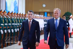 越南政府总理黎明兴主持仪式，欢迎波兰共和国总理访越。图自越通社