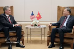 越共中央总书记、国家主席苏林会见美国参议员史蒂夫·戴恩斯。图自越通社