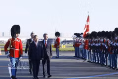 皇家礼宾司司长邀请越共中央总书记、国家主席苏林与丹麦国王一同检阅仪仗队。图自越通社