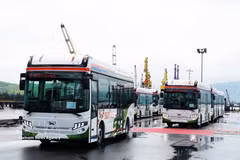  顺化金龙汽车股份公司向泰国出口首批纯电动公交车。图自越通社