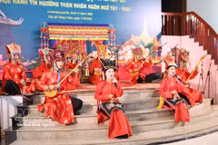 活动上的天曲-天琴表演。图自越通社