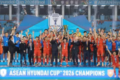 国际足联（FIFA）主席詹尼·因凡蒂诺（Gianni Infantino）向越南队颁发冠军奖杯。图自越通社