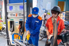 越南国内柴油价格自今日15时起大幅下调。图自越通社