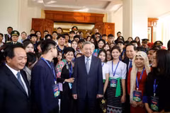 越共中央总书记苏林会见少数民族优秀学生和青年代表。图自越通社