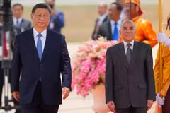 柬埔寨国王诺罗敦·西哈莫尼与中国国家主席习近平。图自AKP/AP