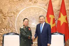 越共中央总书记、国家主席苏林会见老挝国防部长坎良·乌塔凯松大将。图自越通社