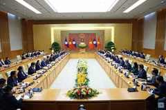 越南政府总理黎明兴与老挝人民民主共和国总理宋赛·西潘敦举行会谈。图自越通社