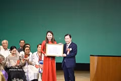 越南公民荣获“全球公民社区奖”。图自越通社