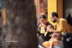越南面包已成为国际游客探索河内美食时“必尝”的一道佳肴。图自越通社