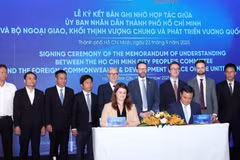 胡志明市人民委员会与英国外交和联邦事务部在胡志明市签署城市发展、建设、基础设施与交通运输领域合作备忘录。图自越通社