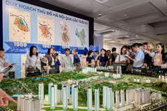《首都河内百年愿景总体规划》吸引众多市民关注。图自越通社