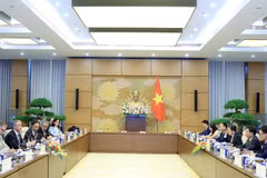 越南国会副主席阮尹英上将会见法国国民议会国防与武装力量委员会主席让-米歇尔·雅克。图自越通社