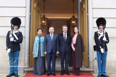 丹麦国王弗雷德里克十世及王后玛丽在阿马林堡宫为越共中央总书记、国家主席苏林一行主持了欢送仪式。图自越通社