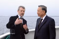 丹麦国王弗雷德里克十世在乘船前往利奈特霍尔姆岛途中，向越共中央总书记、国家主席苏林介绍利奈特霍尔姆人造岛项目。图自越通社