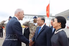 比利时参议院第一副议长安德里斯·格雷弗罗伊前往梅尔斯布鲁克军用机场迎接越共中央总书记、国家主席苏林及夫人和越南高级代表团。图自越通社