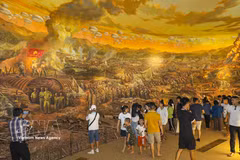 游客在奠边府大捷博物馆参观奠边府战役全景画。图自越通社