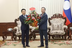 阮明心大使转交越共中央政治局委员、政府总理黎明兴致沙伦赛·贡玛西同志所致的贺信与花篮。图自越通社