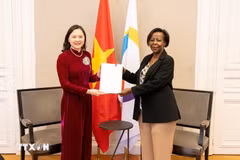越南常驻联合国教科文组织代表阮氏云英大使向法语国家国际组织秘书长路易丝·穆希基瓦博递交委任书。图自越通社
