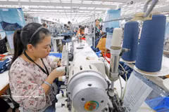 纺织品服装对越南出口活动做出重要贡献。图自越通社