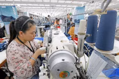纺织品服装对越南出口活动做出重要贡献。图自越通社