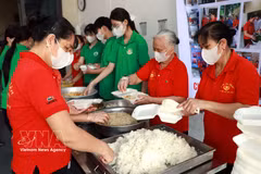 宁平省天长坊“志愿餐协会”准备情义餐。图自越通社