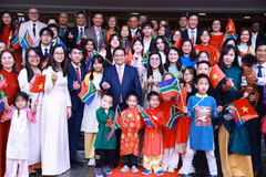 越南政府总理范明政与夫人会见旅居南非越南人社群。图自越通社