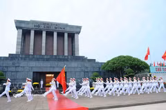 仪仗队齐步走过胡志明主席陵。图自越通社