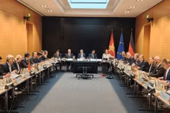越南建设部工作代表团与德国相关主管机关及企业举行工作会议。图：越通社发