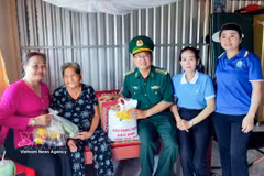 芹苴市边防部队莱和边防锁所开展“零越盾展位”活动。图自越通社